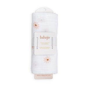 Large cotton muslin swaddle blanket featuring a cheerful daisy flower print, measuring 100 x 100cm. This versatile blanket can be used as a swaddle, nursing cover, stroller cover, or burp cloth. Presented in its packaging, it’s the perfect blend of practicality and style for everyday use.