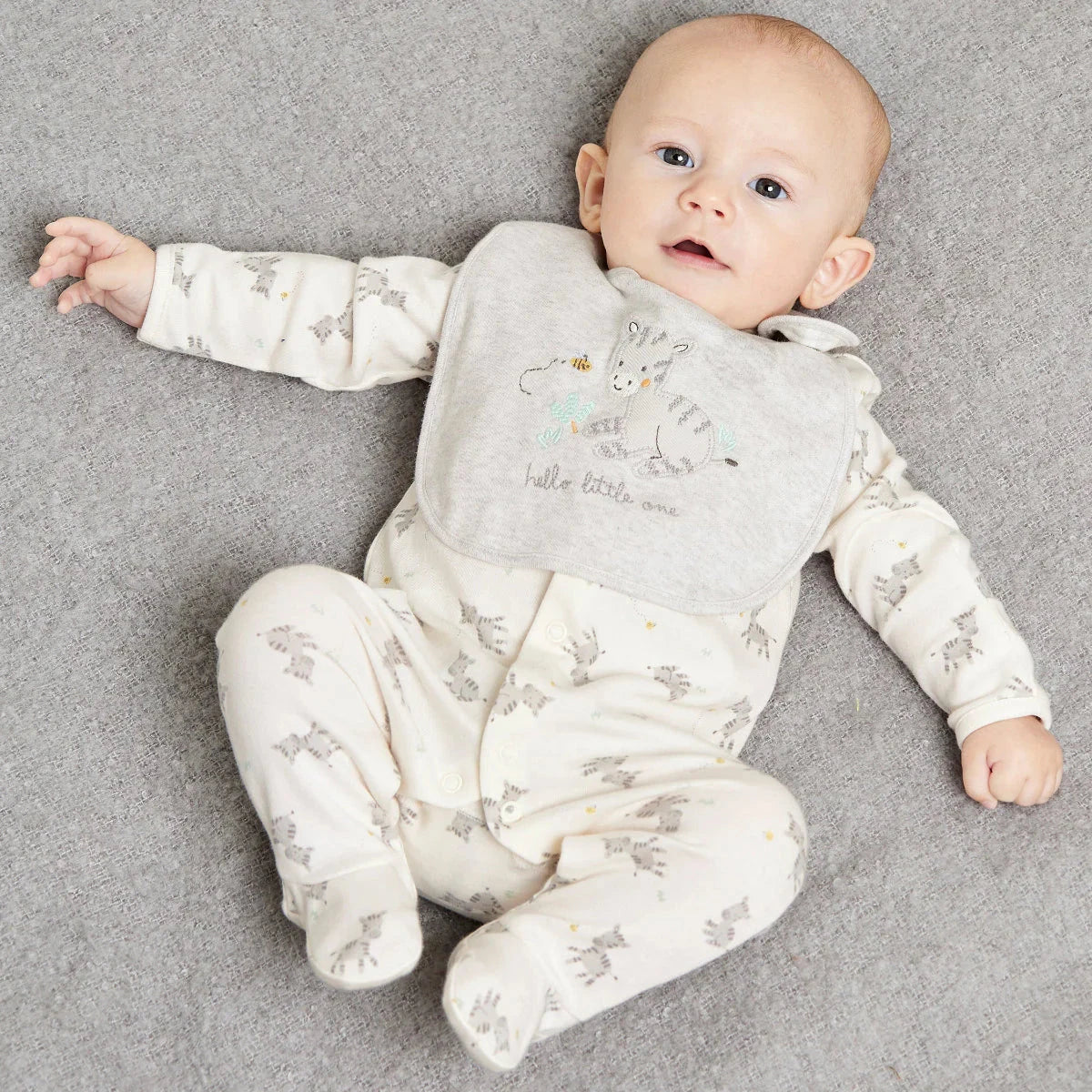 Baby unisex 4 piece clothing set including sleepsuit, bodysuit, hat and bib in grey and white