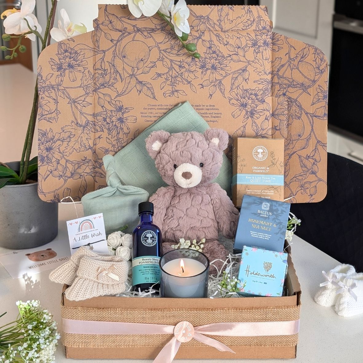 Pregnancy gifts hamper with bubble bath. This present is designed by Bumbles and Boo.