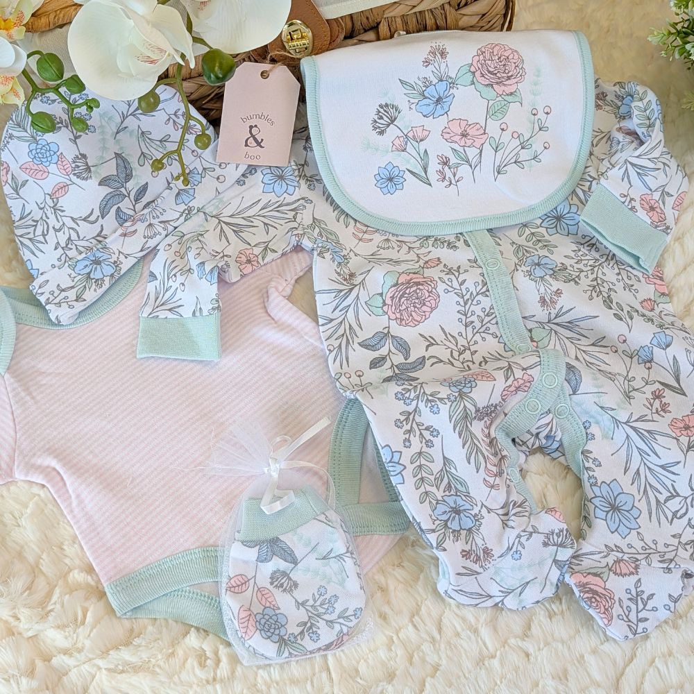 Baby clothing set with flowers in green and pink, 100% cotton.