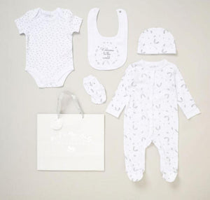 Welcome To The World unisex 5-Piece 100% Cotton Clothing Gift Set with All-in-One sleepsuit, cosy bodysuit, matching hat, practical bib, and adorable mittens. Perfect for newborns