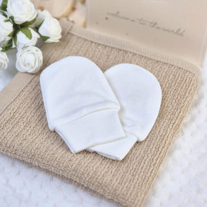 White anti scratch baby mittens for keeping newborn baby hands safe and faces scratch free. 100% cotton.