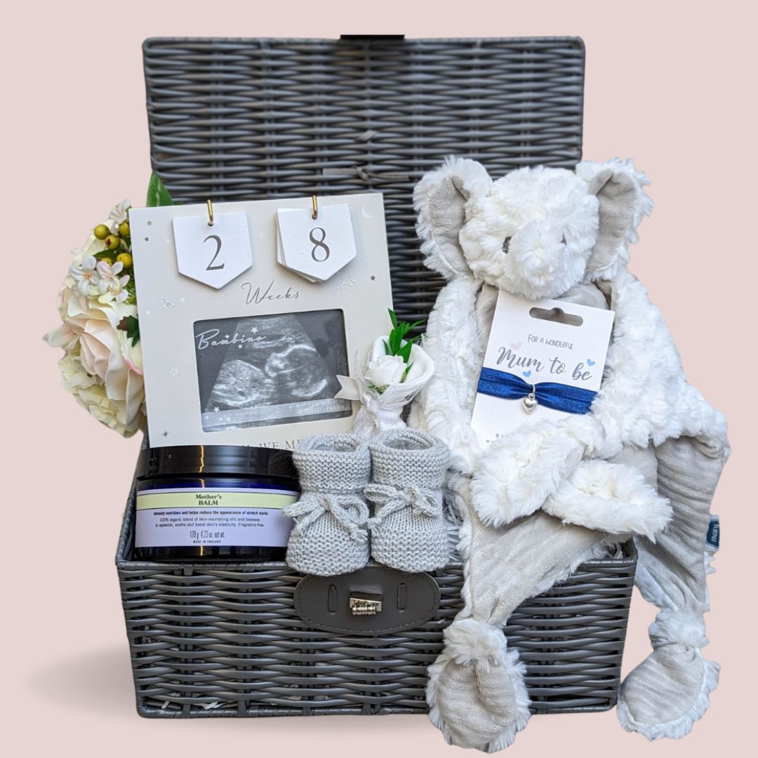 Mum To Be Pregnancy Countdown Gift Hamper with Baby Scan Frame,  Mummy to Be Bracelet and Giraffe blanket & comforter.