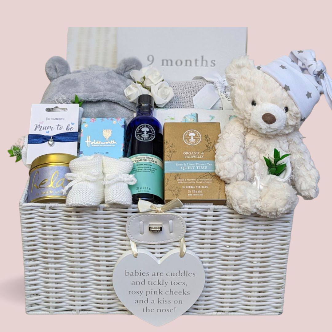 Mum to Be Pregnancy Hamper Gift with Relaxation Candle, Chocolate Box, Organic Foaming Bath, Bracelet, Pregnancy Journal &amp; Cream Teddy Bear.