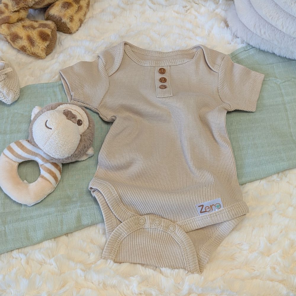 Beige baby vest made from recycled materials 