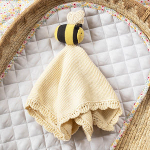 Buzzing Bee baby comforter with knitted scallop-edge cloth