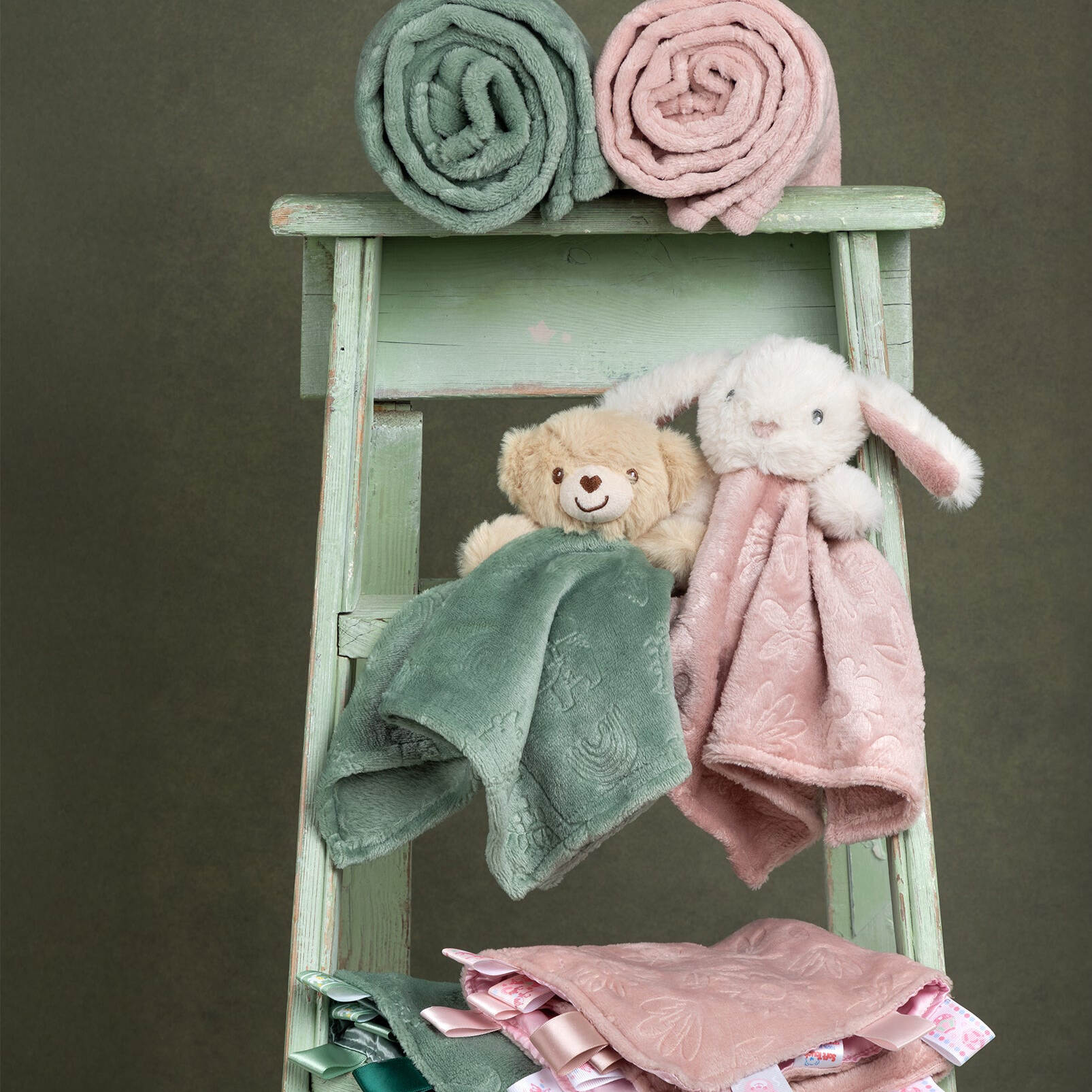 Floral Pattern Baby Blanket – Dusty Pink Flannel for Newborns