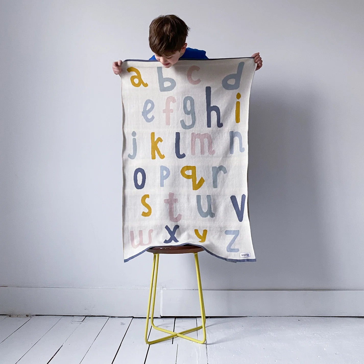 This super soft cotton knit baby blanket is the perfect &#39;new born&#39; gift. Designed with a unisex theme, it&#39;s the perfect addition to any nursery. 
