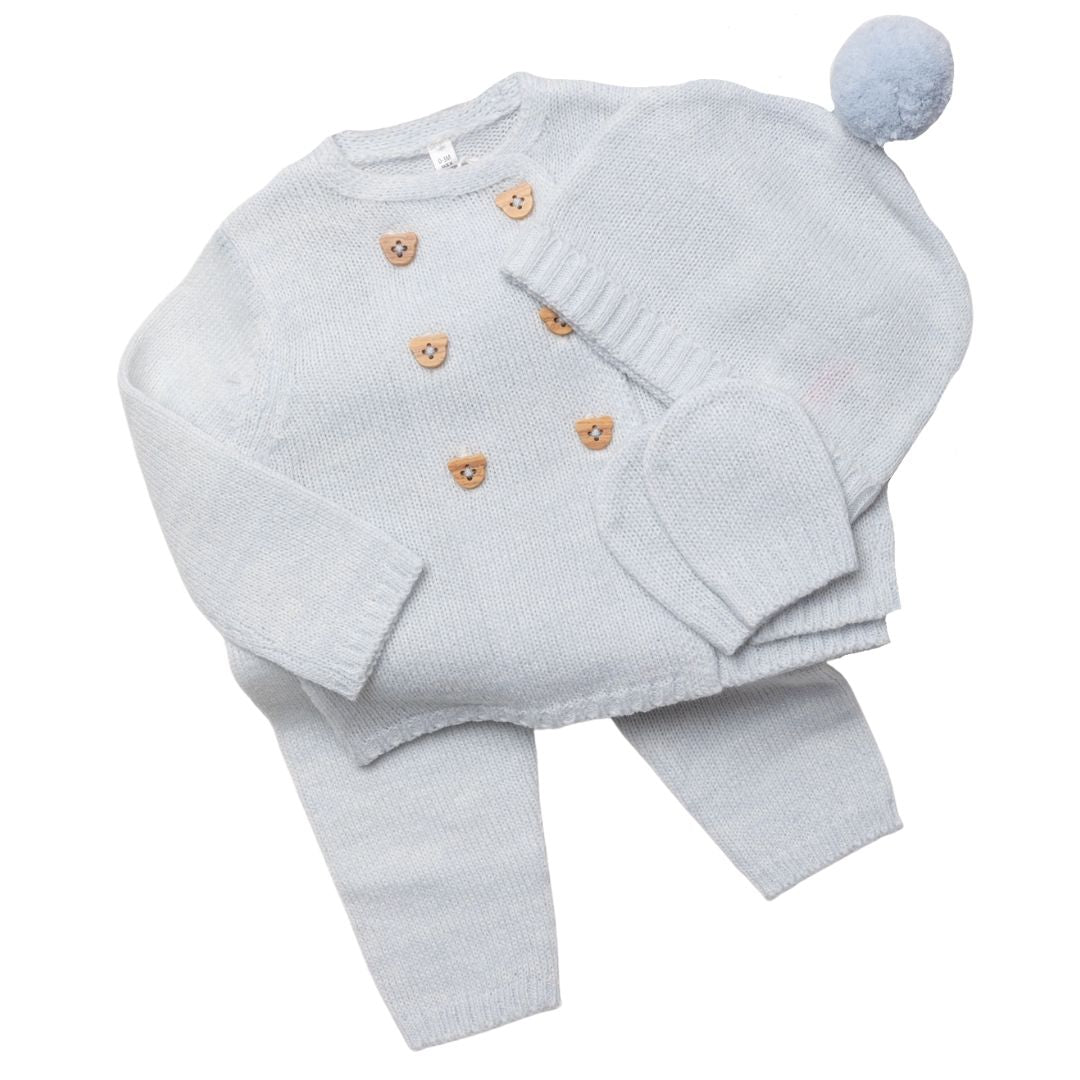 This adorable blue baby clothing gift set  with bear includes a bodysuit, sleepsuit, hat and mitts, bib.